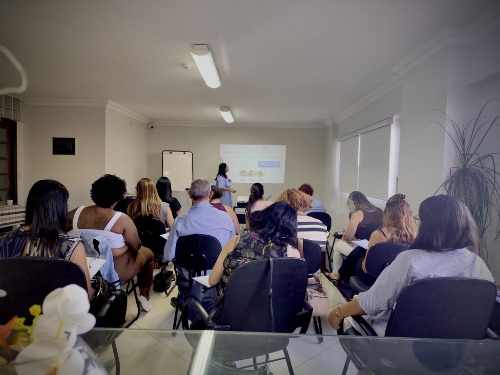 Participantes acompanhando aula presencial