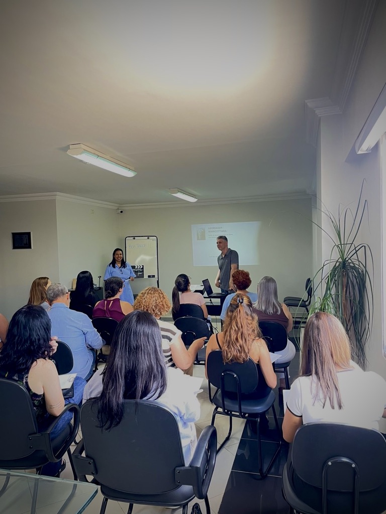 Instrutora apresentando ao grupo durante formação