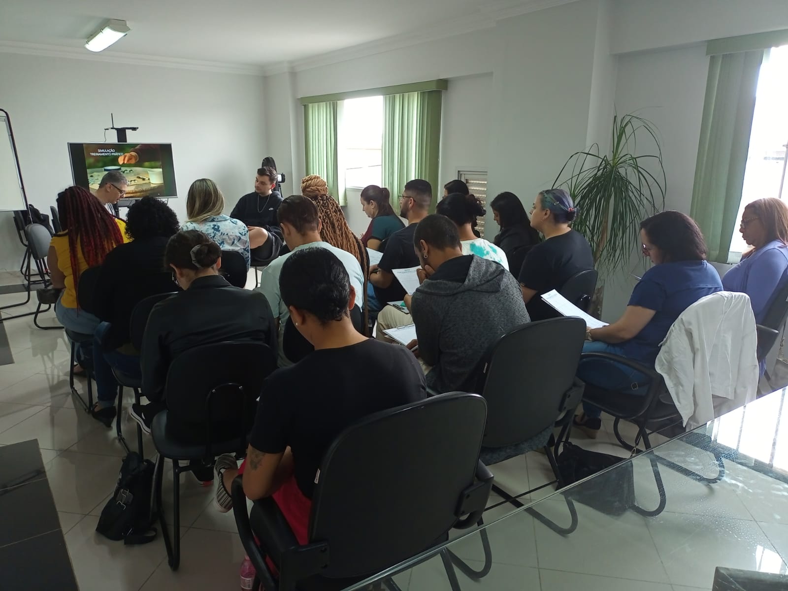 Turma de profissionais durante encontro presencial do Instituto Hupomnemata