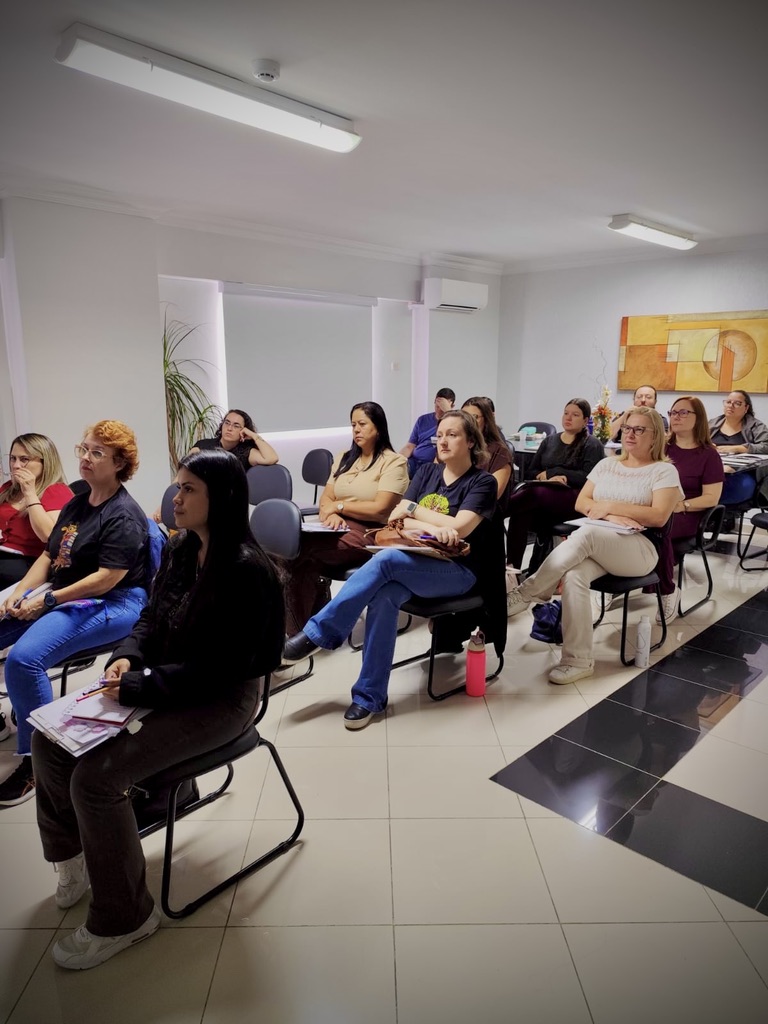 Sala com participantes em workshop presencial